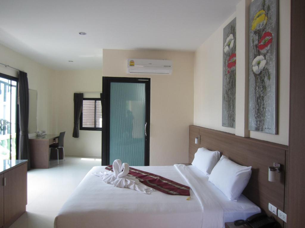 The Wave Hotel Patong Sha Phuket Rum bild